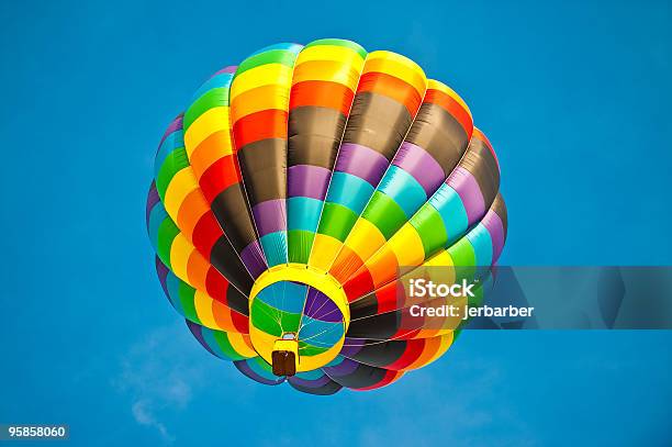 Foto de Colorido Balão De Ar Quente Contra O Céu Azul e mais fotos de stock de Balão de ar quente - Balão de ar quente, Amarelo, Azul