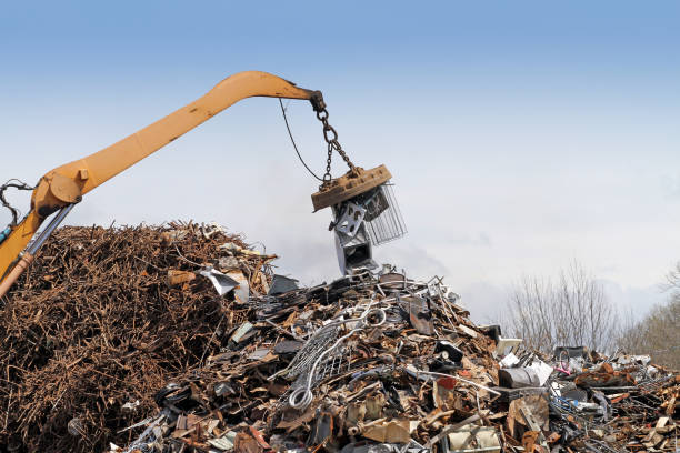 gestión de residuos, de la grúa chatarra colocando en la pila, listo para su envío a instalaciones de reciclaje - scrap metal metal recycling aluminum fotografías e imágenes de stock