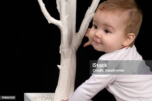 Foto de O Bebê Sinclina Em Árvore Falso e mais fotos de stock de Aspiração - Aspiração, Bebê, Bebês Meninas