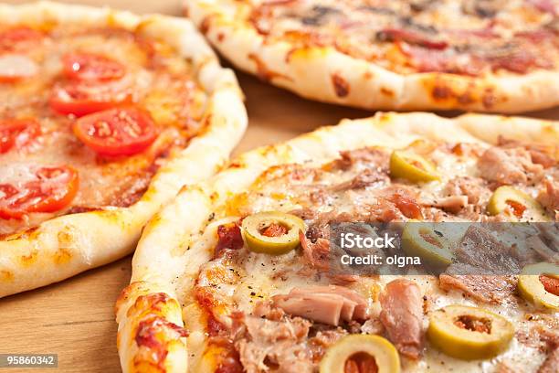 Três Tipos Diferentes De Pizza - Fotografias de stock e mais imagens de Pizza - Pizza, Três Objetos, Assado no Forno