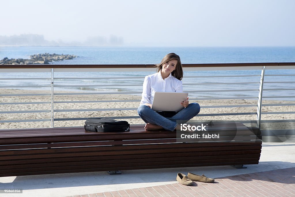 Mulher bonita trabalhando com laptop ao ar livre - Foto de stock de 30 Anos royalty-free