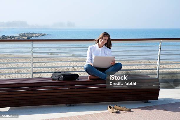 Foto de Mulher Bonita Trabalhando Com Laptop Ao Ar Livre e mais fotos de stock de 30 Anos - 30 Anos, Adulto, Areia