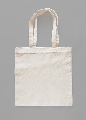 Bolso de totalizador de la lona tela tela eco comercial saco maqueta plantilla en blanco aislado en fondo gris (trazado de recorte) photo