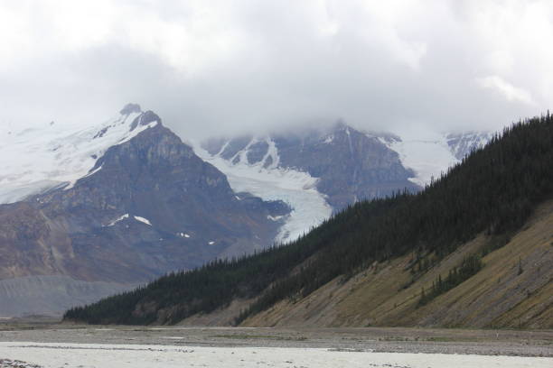 istock Mountain Canada Beautiful Scenic Landscape Background 958622462