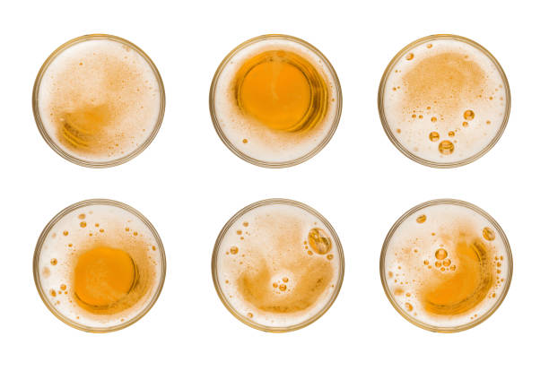 sammlung krug bier mit blase auf glas isoliert auf weißem hintergrund feier objekt design draufsicht - ansicht aus erhöhter perspektive stock-fotos und bilder