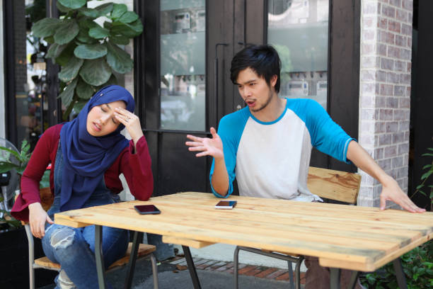 マレーシアの若い大人、男と女の主張 - on a row ストックフォトと画像