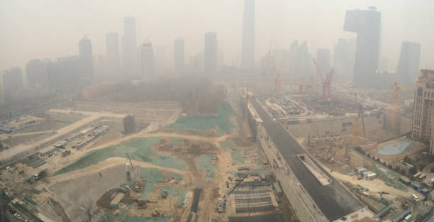 vue aérienne de la nouvelle construction de cbd beijing dans le smog - beijing air pollution china smog photos et images de collection