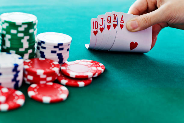 kobieta ręka odsłaniając royal flush - cards poker king card green zdjęcia i obrazy z banku zdjęć