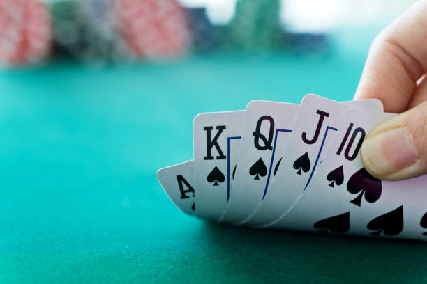 女性手明らかロイヤル フラッシュ - poker cards royal flush leisure games ストックフ��ォトと画像