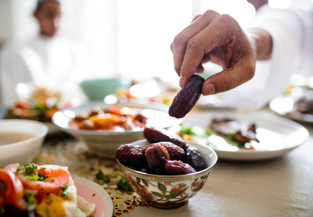 medio comida suhur oriental o iftar - ramadan fotografías e imágenes de stock