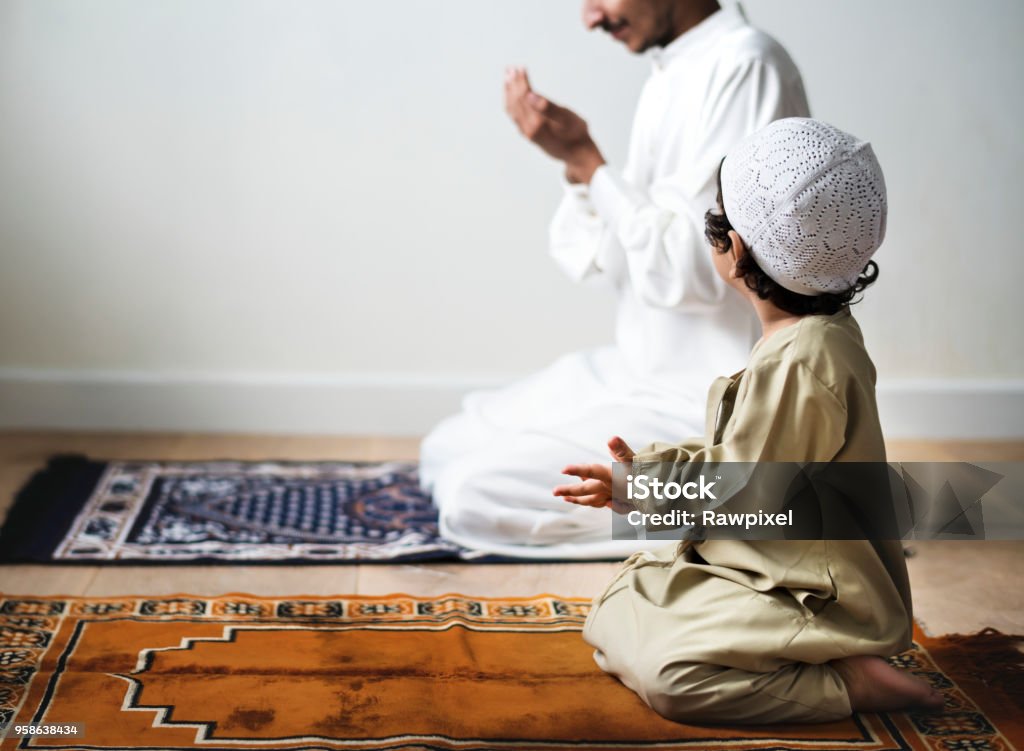 Kleiner Junge neben seinem Vater beten, während des Ramadan - Lizenzfrei Islam Stock-Foto