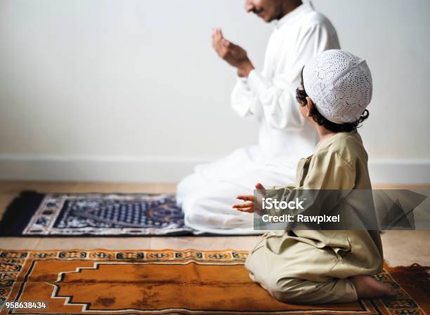 Kleiner Junge Neben Seinem Vater Beten Während Des Ramadan Stockfoto und mehr Bilder von Islam