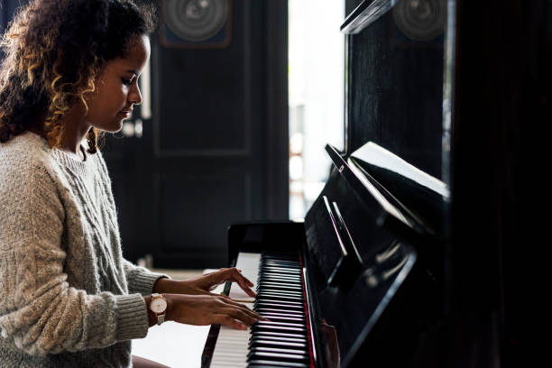 donna che suona al pianoforte - musical instrument people music young adult foto e immagini stock