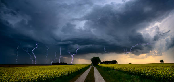 si avvicina tempesta su una strada di campagna - tornado storm disaster storm cloud foto e immagini stock