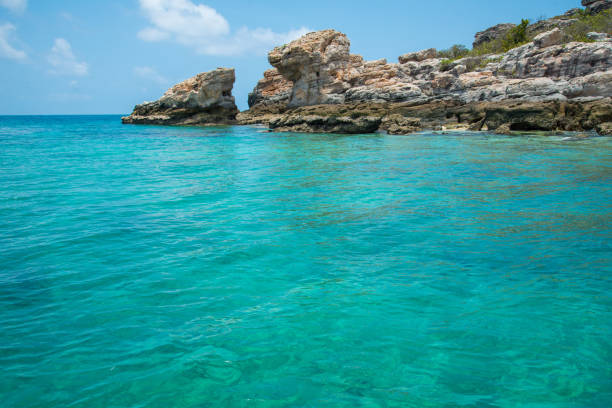 paisagem de uma ilha desconhecida em arnhem land do norte do território estado da austrália. - arafura sea - fotografias e filmes do acervo