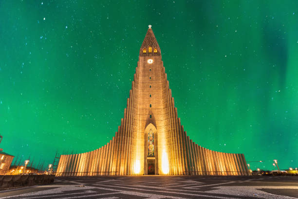 Photo of aurora borealis above hallgrimskirkja church in central of reykjavik city in Iceland