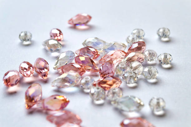 cuentas de cristal sobre fondo blanco. closeup foto - bead glass making jewelry fotografías e imágenes de stock