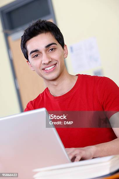 Felice Studente Maschio Lavorando Su Un Computer Portatile In Aula - Fotografie stock e altre immagini di 16-17 anni