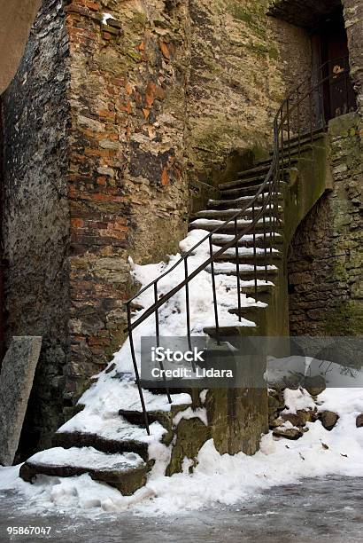 Schneebedeckte Treppe Im Courtyard Hotel In Der Altstadt Von Tallinn House Stockfoto und mehr Bilder von Abstrakt