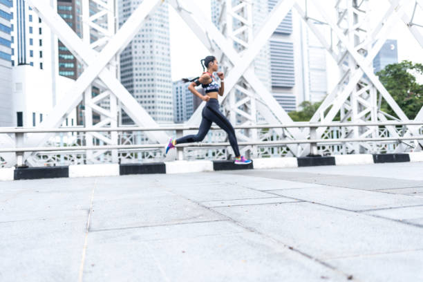 istock Young woman practicing in the city 958672772
