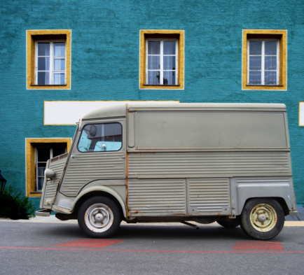 Old delivery van in front of a colorful house