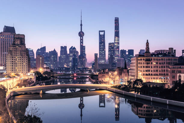 paisagem urbana de shanghai e o horizonte ao amanhecer - international landmark built structure lujiazui building exterior - fotografias e filmes do acervo