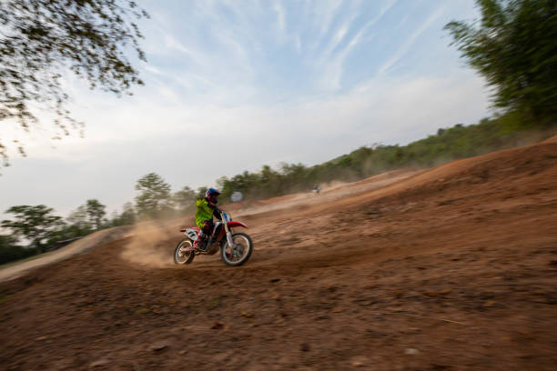 pilota motociclistico pilotando il suo motocross sui binari a chiang mai, in thailandia. - pilotando foto e immagini stock