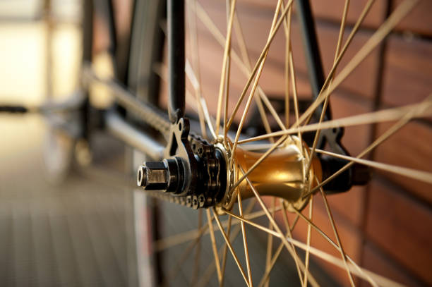 cierre cadena y eje, piezas de bicicleta de carretera - radio de rueda fotografías e imágenes de stock