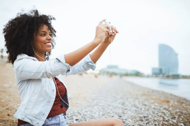 Young woman in the street Young woman in the street jeans shorts women latin american and hispanic ethnicity stock pictures, royalty-free photos & images