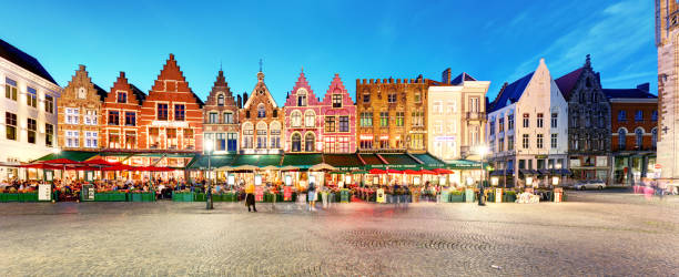 bruges - panorama de la place du marché de nuit, belgique - flanders bruges dusk building exterior photos et images de collection