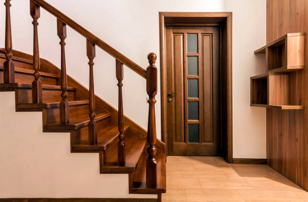 escaliers de bois chênes bruns modernes et portes dans le nouvel intérieur de maison rénovée - garde corps photos et images de collection