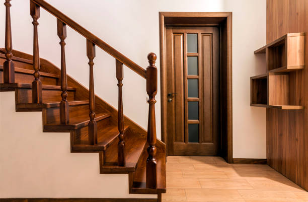 moderne scale e porte in legno di rovere marrone in nuovi interni della casa rinnovati - stair rail foto e immagini stock