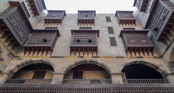 Fachada de caravansary (Wikala) al-Guri con arcadas abovedadas, balaustradas de madera y ventanas cubiertas por rejillas madera intercaladas (mashrabiyya), Medieval de el Cairo, Egipto photo