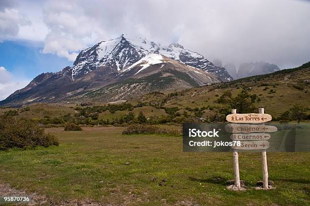 Torres Del Painetrail - Fotografie stock e altre immagini di 2009 - 2009, Ambientazione esterna, America del Sud