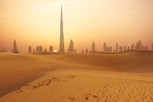 Horizonte de la ciudad de Dubai al atardecer visto desde el desierto photo