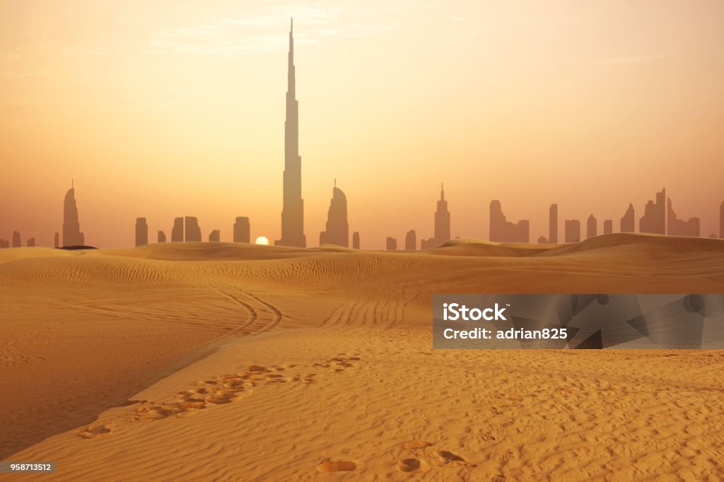 Toits de la ville Dubai au coucher du soleil vu du désert - Photo de Dubaï libre de droits