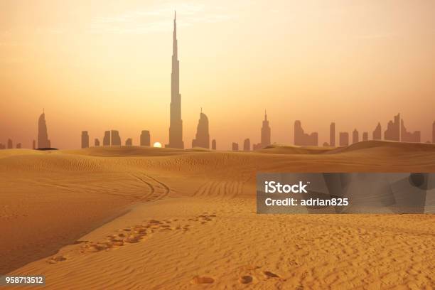 Photo libre de droit de Toits De La Ville Dubai Au Coucher Du Soleil Vu Du Désert banque d'images et plus d'images libres de droit de Dubaï