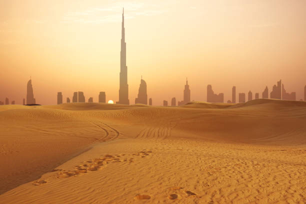 skyline della città di dubai al tramonto visto dal deserto - burj khalifa foto e immagini stock