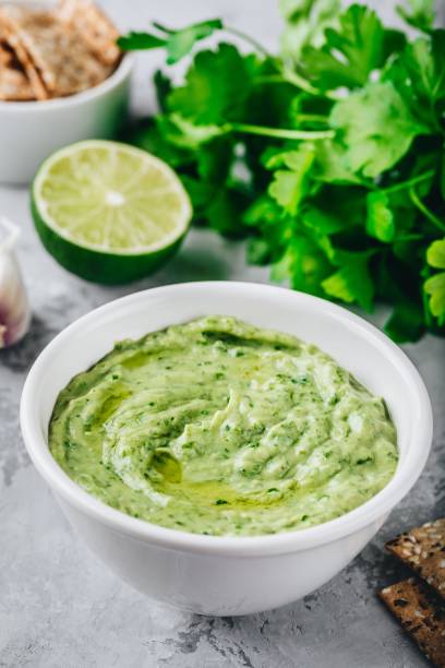 dip z awokado z kolendrą i limonką - avocado lemon snack cracker zdjęcia i obrazy z banku zdjęć