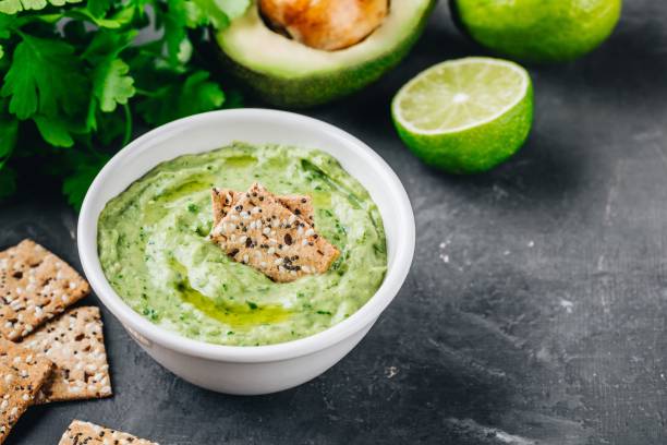 dip z awokado z kolendrą i limonką - avocado lemon snack cracker zdjęcia i obrazy z banku zdjęć