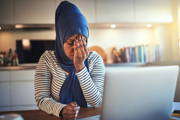 молодая арабская женщина-предприниматель ищет подчеркнул во время работы из дома - women middle eastern ethnicity islam hijab стоковые фото и изображения