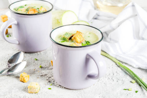 ズッキーニのクリーム スープ - soup zucchini spinach cream ストックフォトと画像