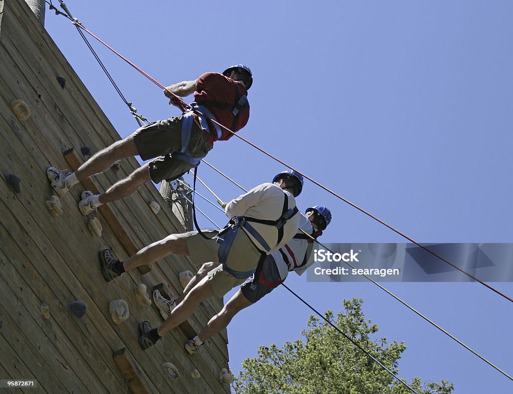 Cuerda Belay con tres personas - Foto de stock de Escalada en roca libre de derechos