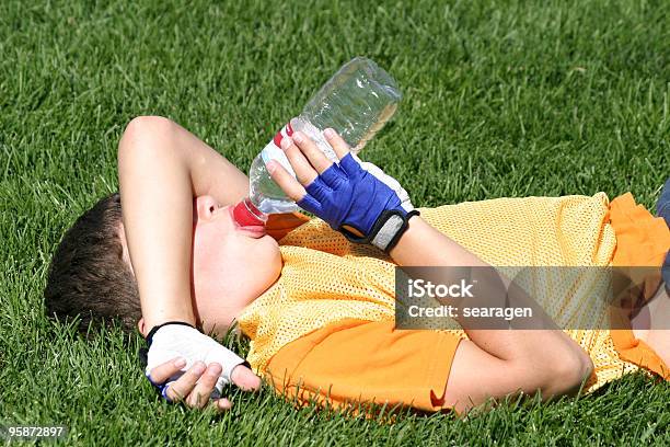 Foto de O Cansaço Atleta e mais fotos de stock de Criança - Criança, Água potável, Amarelo