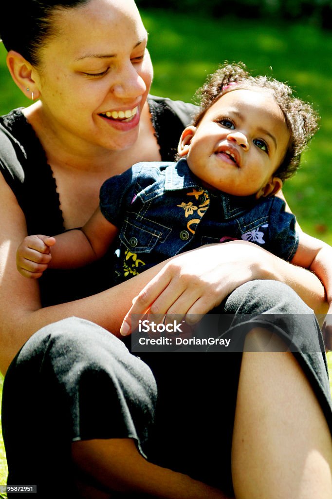Mamma e me - Foto stock royalty-free di Abbracciare una persona
