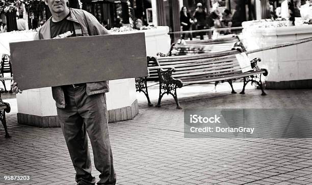 Foto de Sobre Uma Causa e mais fotos de stock de Sem Teto - Sem Teto, Etnia caucasiana, Homens