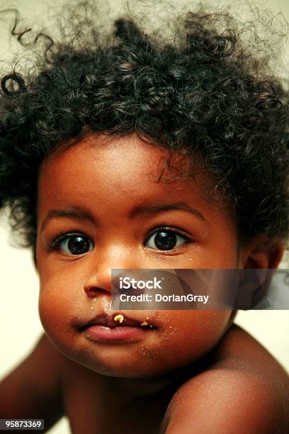 손으로 낌 있는 쿠키 병 아기에 대한 스톡 사진 및 기타 이미지 - 아기, 먹기, 아프리카계 미국 민족