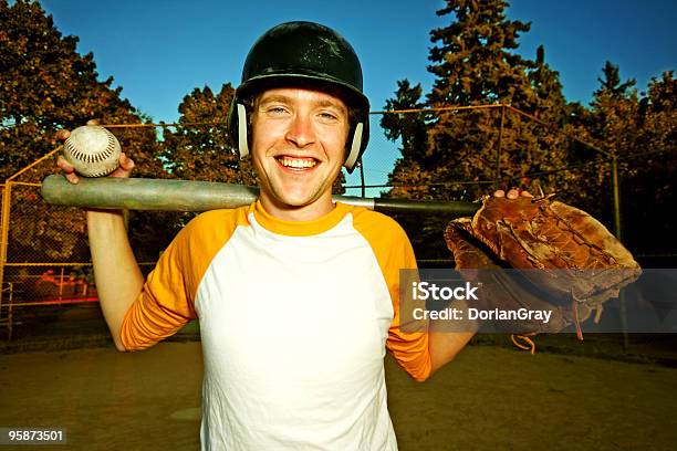 Jugador De Béisbol Foto de stock y más banco de imágenes de Jaula de béisbol - Jaula de béisbol, 20 a 29 años, Alegre