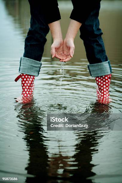 Disfruta De La Lluvia Foto de stock y más banco de imágenes de Agarrar - Agarrar, Agua, Aire libre