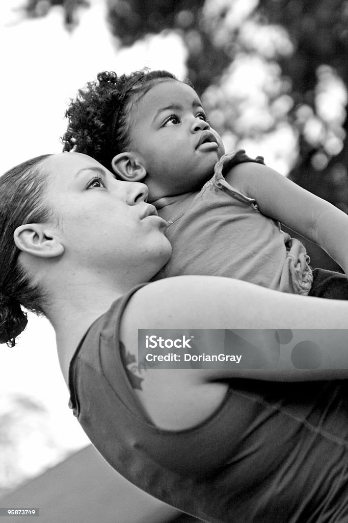 Madre hija / - Foto de stock de Abrazar libre de derechos